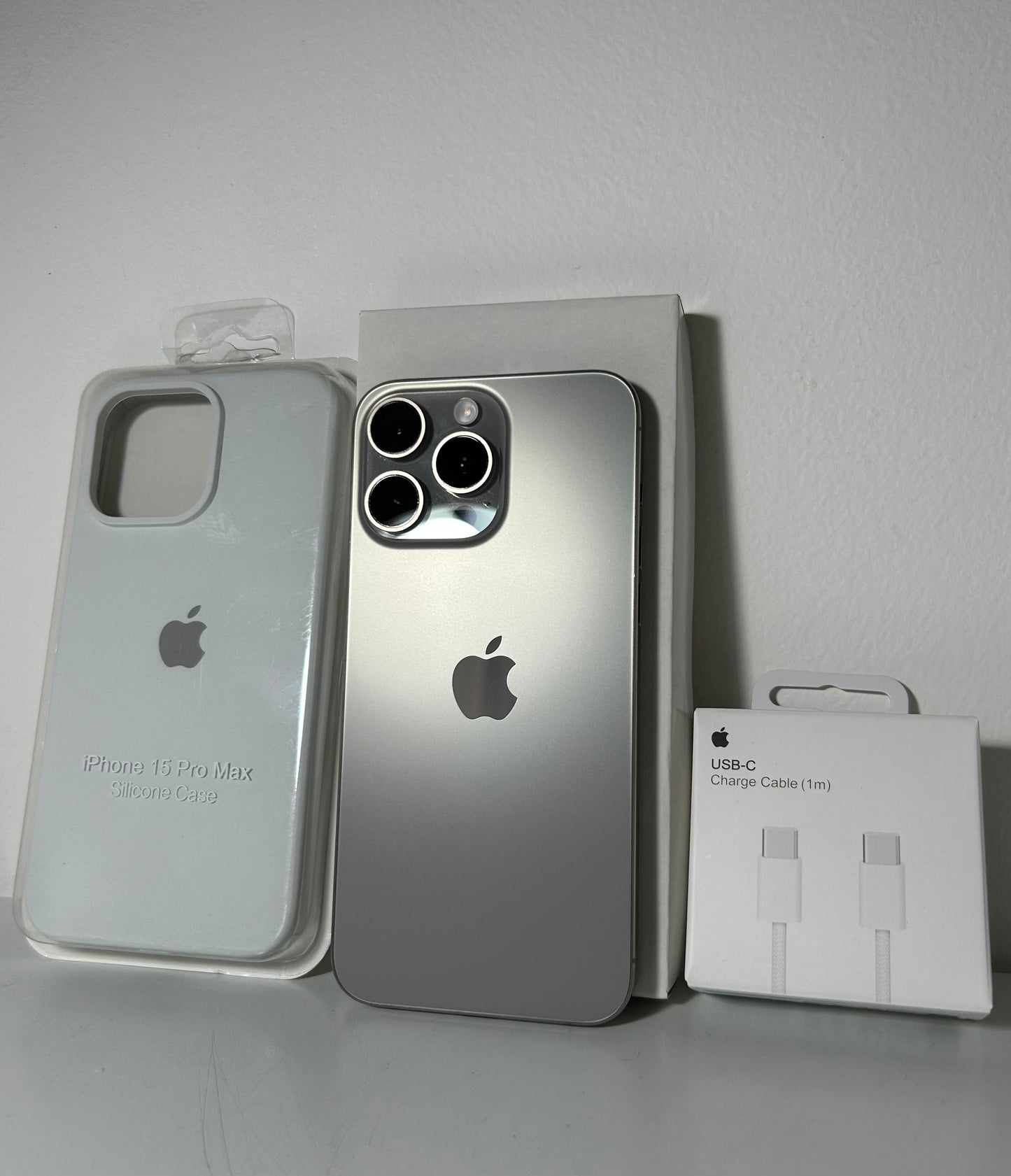 Combo iPhone 15 Pro Max 256GB 98% + Accesorios