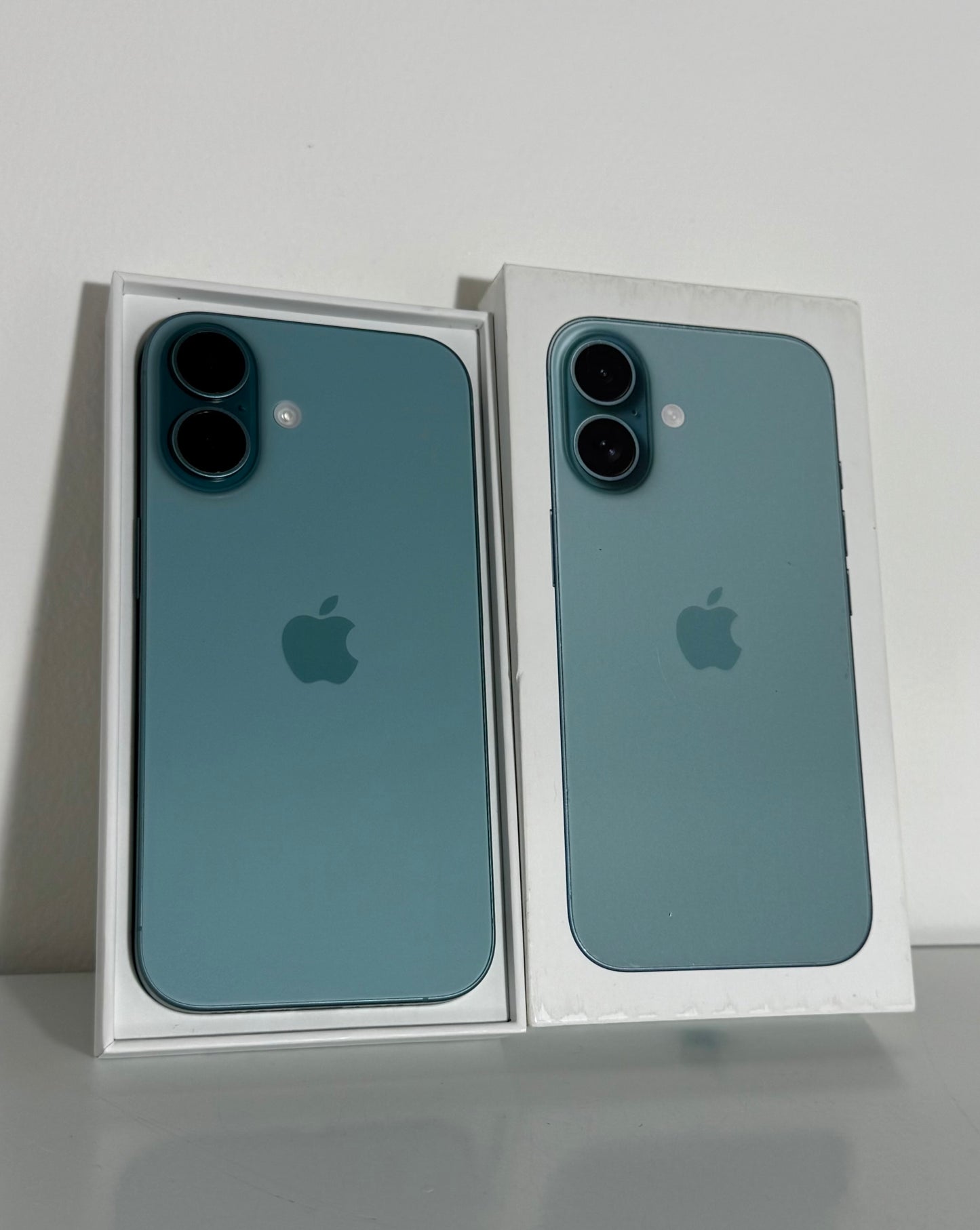 Apple iPhone 16 (128GB)Open Box - Teal